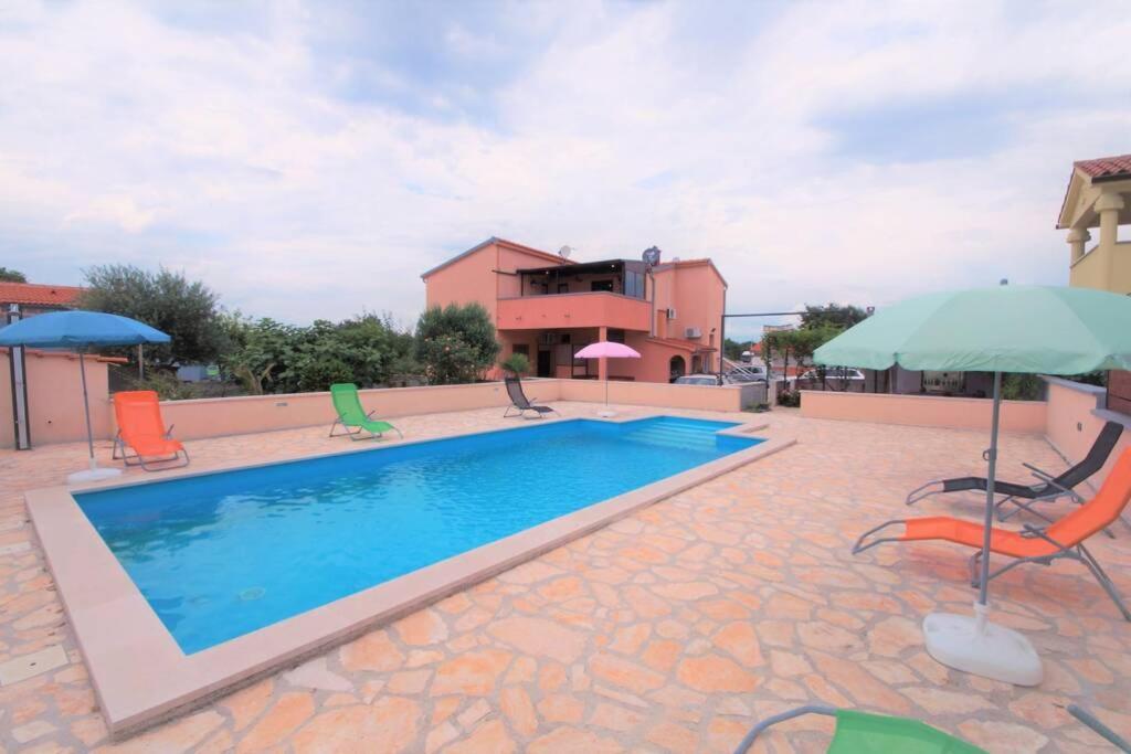 Sunny Apartment With Pool Sisan Exterior foto