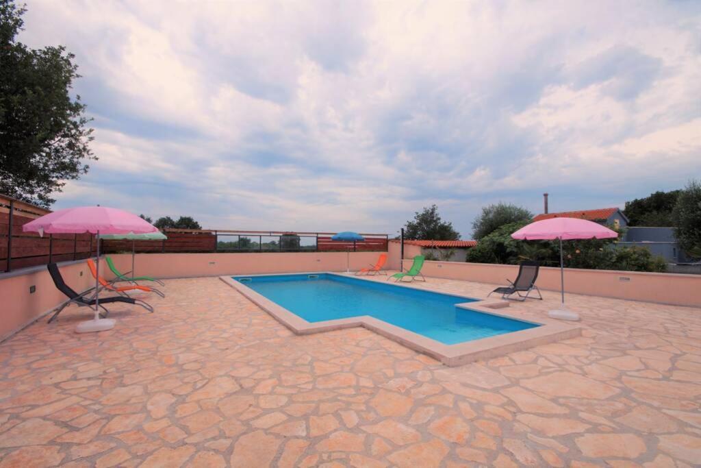 Sunny Apartment With Pool Sisan Exterior foto